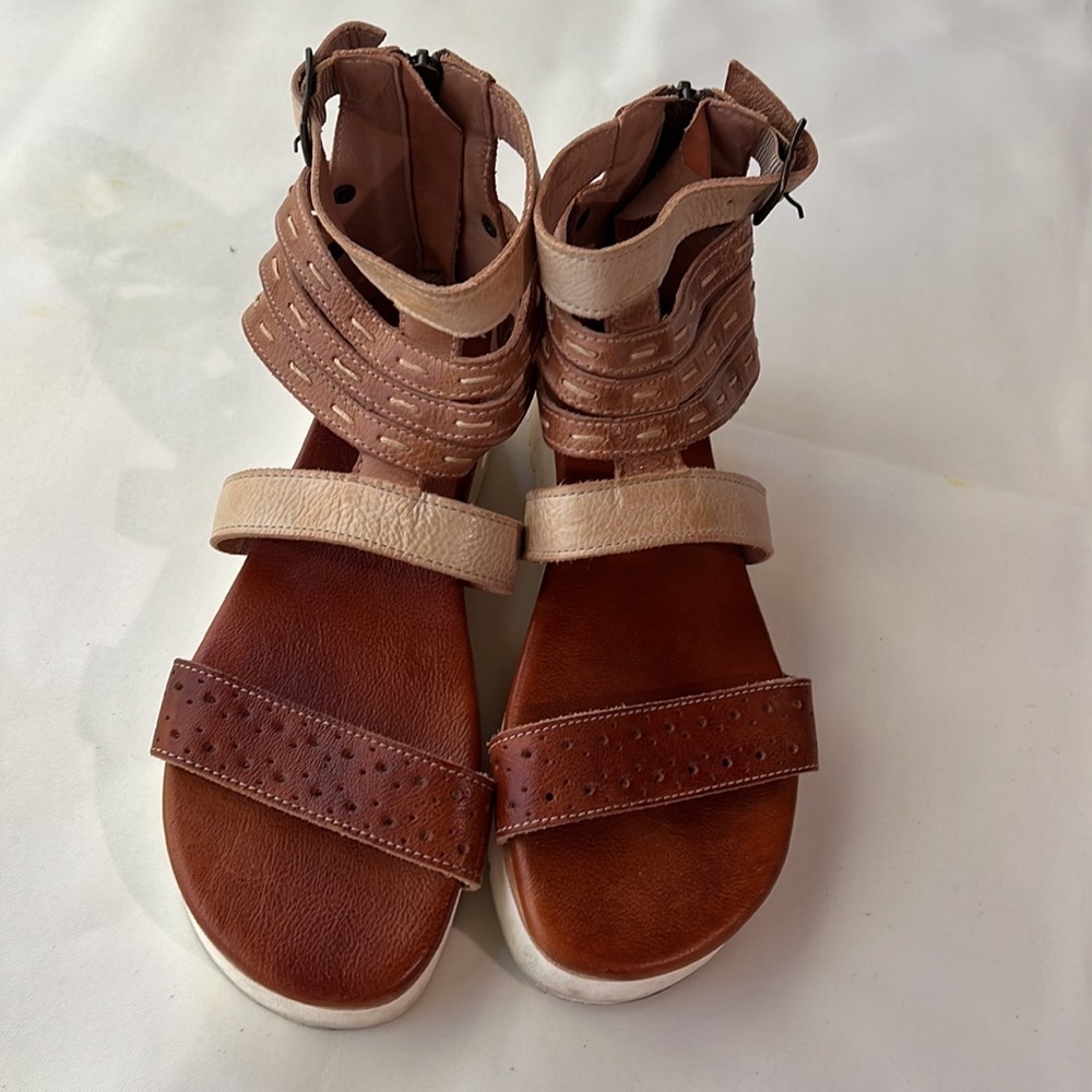 Bedstu Artemis chunky sole tan and brown  Strappy Sandals size 9